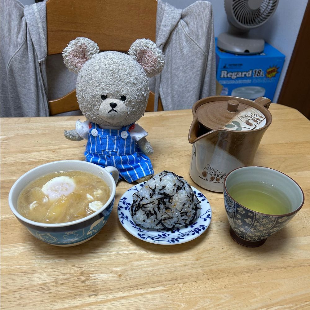 暑い日にはひえっひえのコレ❣️
あんみつのアイス添え🍨
あんとくろみつが別に入ってるのも👍だよね🤭
あ〜うまうま🥄🐻‍❄️
今日の朝はひじきおむすびと、前の日の味噌汁（玉ねぎと油揚げ）に卵を落として半熟くらいで食べるの大好き💕
