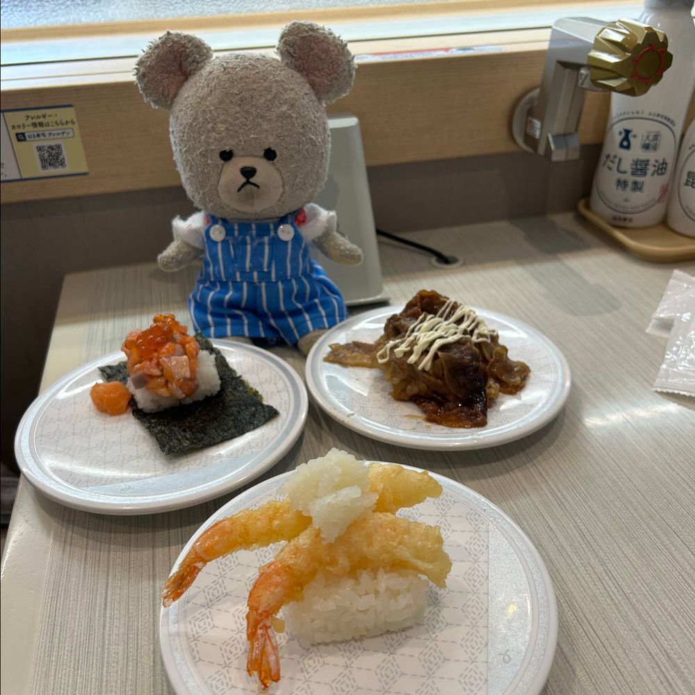 はま寿司行ったらね、厳選まぐろ中トロと炙り北海道噴火湾産大粒ほたて焦がし醤油っていうから、即それ❣️
いつものイカ３点盛りと炙りマヨエビ😍
ぴーしゃん、くまだから、サーモンは外せないよね🐟🐻‍❄️
お家の人の好みも聞いてあげないと…シーフードサラダ軍艦ね🤭カリカリポテトも届いた🍟
仕上げは〜
サーモン包み、イカ天おろし、カルビマヨだ🥄🐻‍❄️
ぷはぁ〜満腹〜満腹〜😋