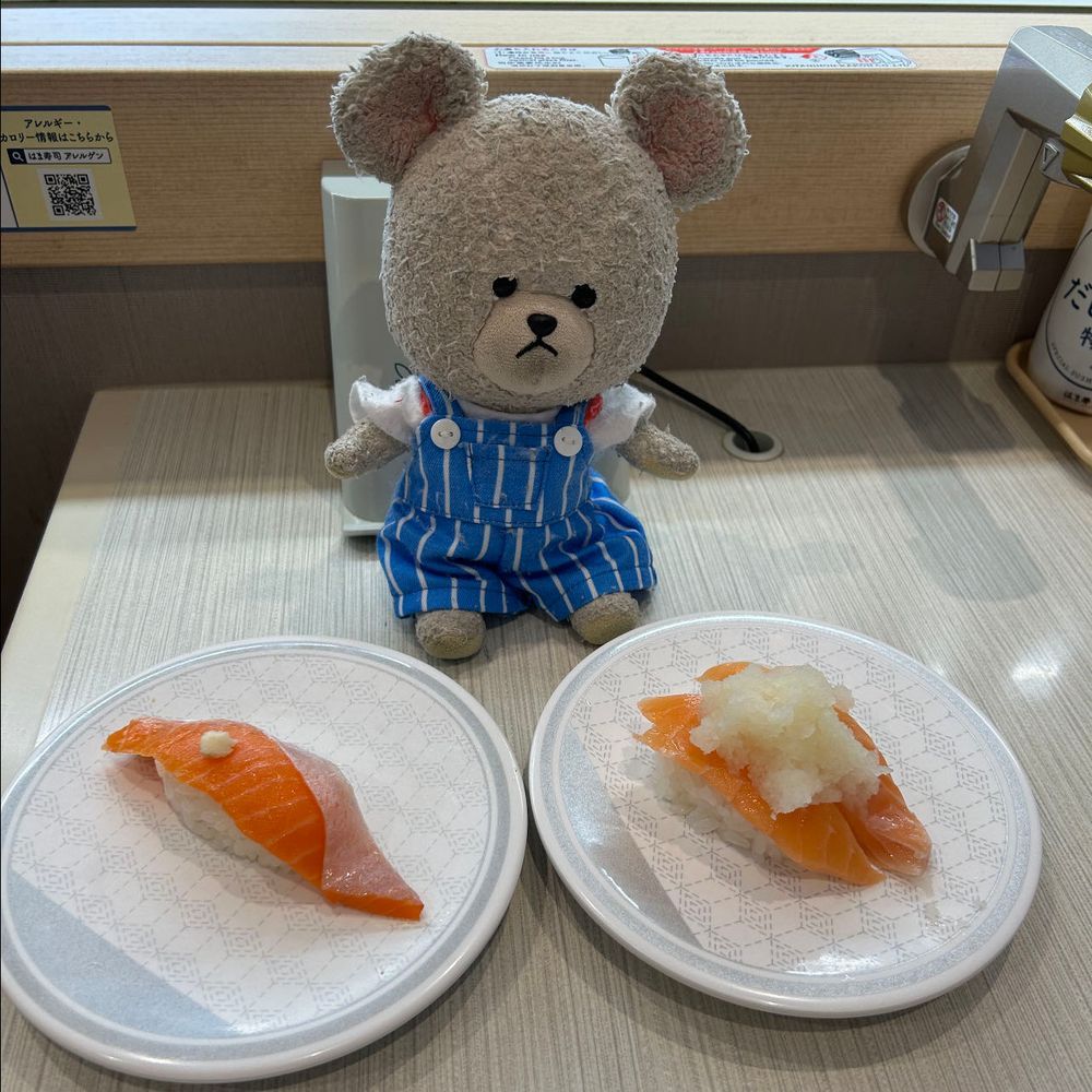 はま寿司行ったらね、厳選まぐろ中トロと炙り北海道噴火湾産大粒ほたて焦がし醤油っていうから、即それ❣️
いつものイカ３点盛りと炙りマヨエビ😍
ぴーしゃん、くまだから、サーモンは外せないよね🐟🐻‍❄️
お家の人の好みも聞いてあげないと…シーフードサラダ軍艦ね🤭カリカリポテトも届いた🍟
仕上げは〜
サーモン包み、イカ天おろし、カルビマヨだ🥄🐻‍❄️
ぷはぁ〜満腹〜満腹〜😋