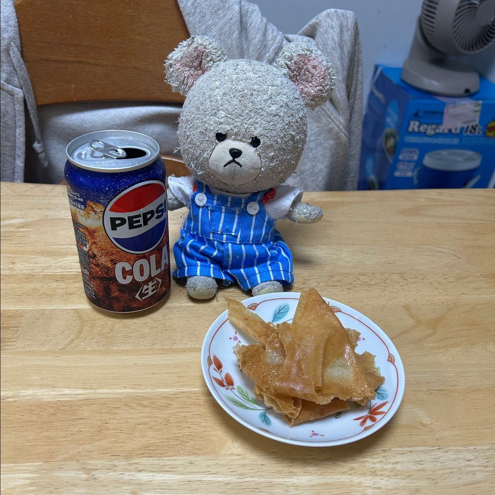 今日の収穫👏
ズッキーニ、なす、ししとうなの✨
ぴーしゃんチ、今夜春巻なの❣️
お家の人が破いた春巻の皮をちぎって揚げてお塩振ってチップスなの🧂
しゅわしゅわでぷはぁー🐻‍❄️
ごはんだ🥄
この前のチャプチェ入れた春巻、きゅうりの漬物、チーズちくわきゅうり、あさりごはん、じゃがいもワカメ味噌汁、採れたてししとうの炒め物、ヨーグルト❣️
