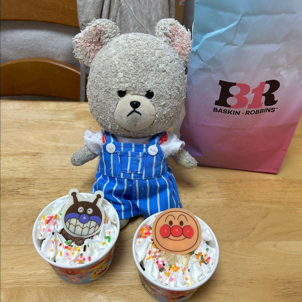 今日からサーティワンでアンパンマンなの❣️
とけずに持ち帰ってこられたよ❤️
かわいいな🎶
アイスはねティーオーレと、ハッピーブレイクタイムだよ❣️

お肉🤤
ぴーしゃん、この頃、美味しいお肉食べていないから、獰猛なの🐻‍❄️
がおー‼️おにく〜🥩
見切り品サイコー✊
ティンちゃんのボディソープ売ってたの🤭ティンちゃん見にきたけど、お風呂は入らないって😂