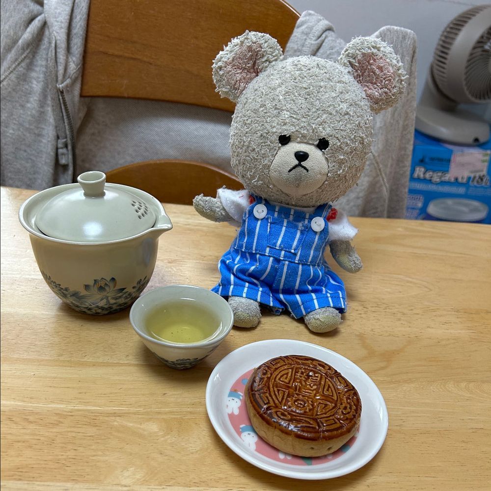 今日のぴーしゃんのやる気の素は月餅なの❣️
合わせるのは〜凍頂烏龍茶✨

月餅って表面の模様が魅力のひとつだよね👍
胡桃かおるごまあんが濃い❤️
そこに烏龍茶を…
ん〜🐻‍❄️✨
幸せ😊