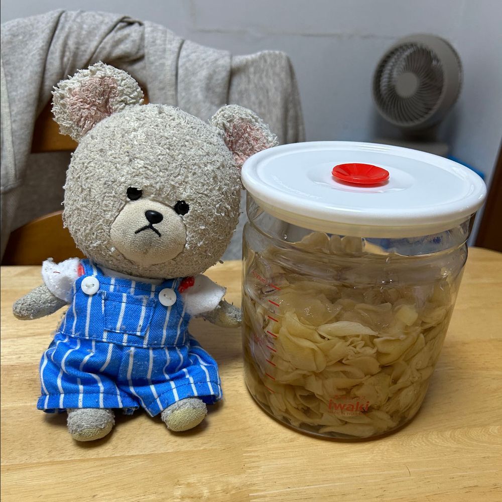 生どーなつ　はちみつなの❣️
ディちゃんがね、美味しいよって教えてくれたの🤭
今日までだ💦少し眺めたかったのに…
けど、お得だから👍
開ける音ではりーちゃんが🦔
半分こしようね🍩
美味しかった😋

新生姜なの❣️
デッカ‼️
加工して、甘酢漬けに✨これでいつでも、ネギトロやいなり寿司食べられる🎶🥄🐻‍❄️