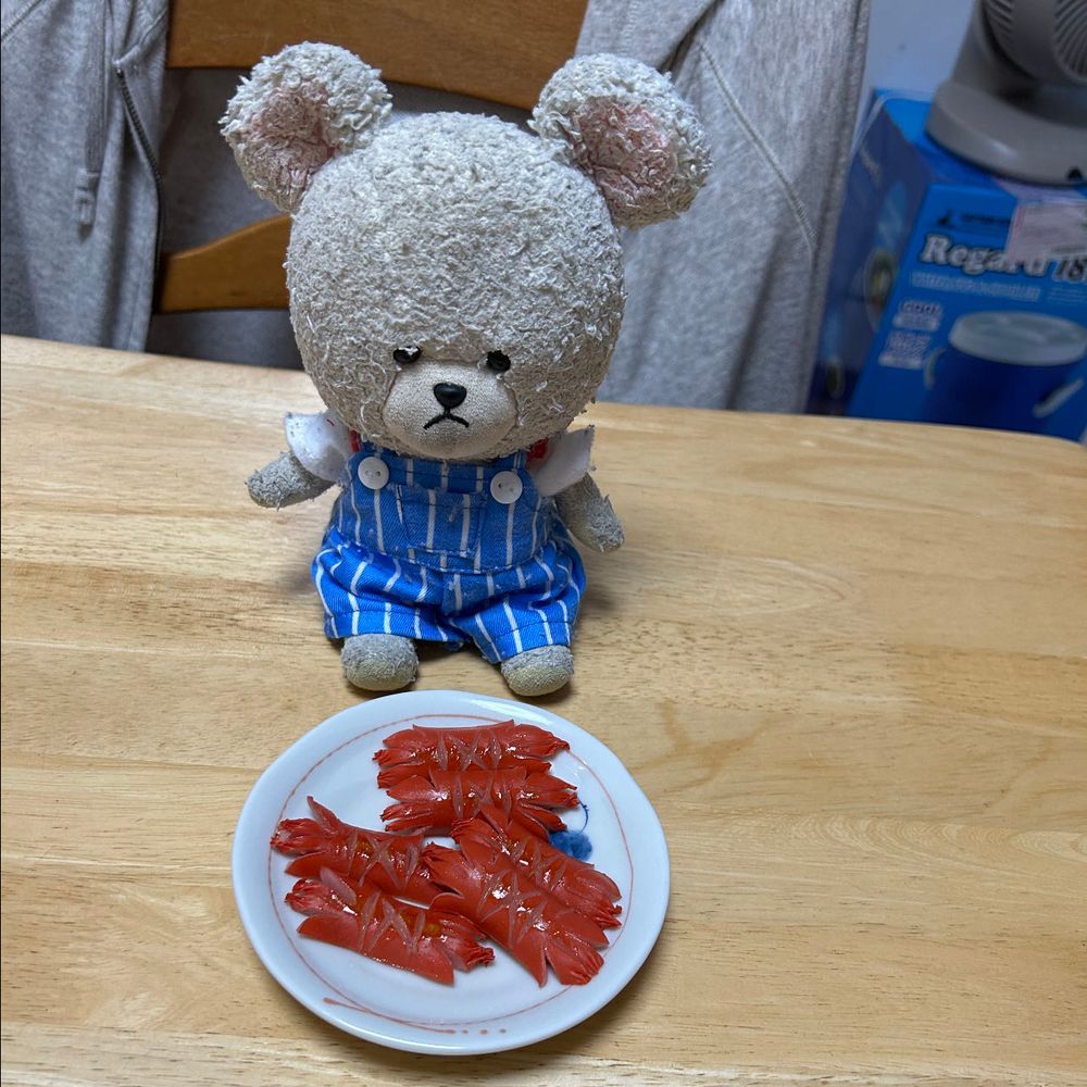 ぴーしゃん、カニ食べよ〜🦀
ってお家の人が言うから、冷凍カニが届くのかな？と思ったら、家にあるって言うの🏠
ぴーしゃん缶詰かと思って持って楽しみにしてたら、まさかのウインナー🦀
この前、タコさんもいいけど、カニさんも〜って言ったのはぴーしゃんですが…
期待しちゃったじゃないの〜‼️
カニさん食べてたら、見切り品ゲットのとちお油揚げが手抜き加工されて出てきた🥄
カニさん🦀頑張りすぎたんだって💦🤣