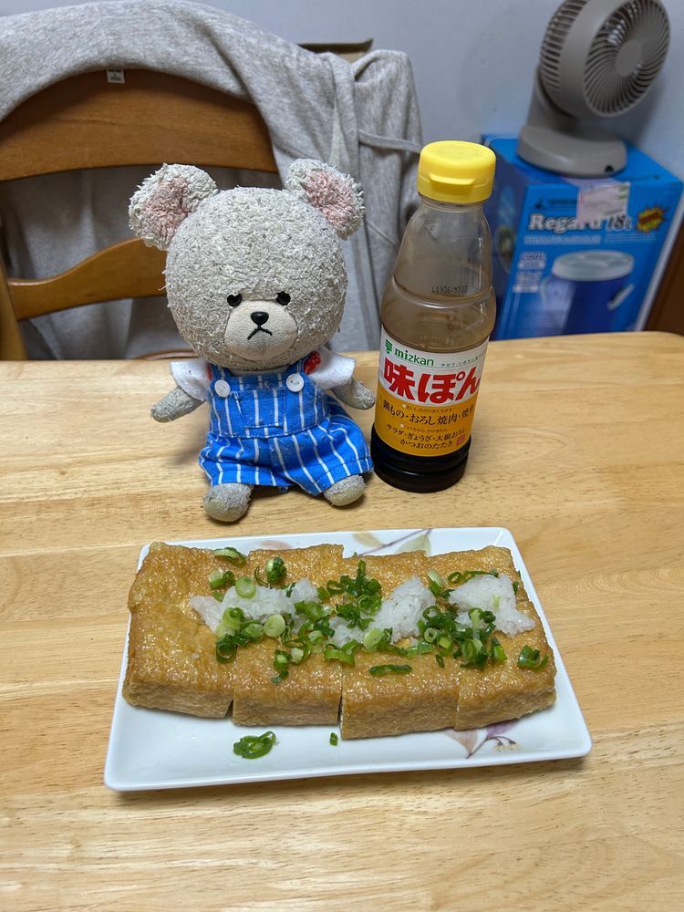 ぴーしゃん、カニ食べよ〜🦀
ってお家の人が言うから、冷凍カニが届くのかな？と思ったら、家にあるって言うの🏠
ぴーしゃん缶詰かと思って持って楽しみにしてたら、まさかのウインナー🦀
この前、タコさんもいいけど、カニさんも〜って言ったのはぴーしゃんですが…
期待しちゃったじゃないの〜‼️
カニさん食べてたら、見切り品ゲットのとちお油揚げが手抜き加工されて出てきた🥄
カニさん🦀頑張りすぎたんだって💦🤣