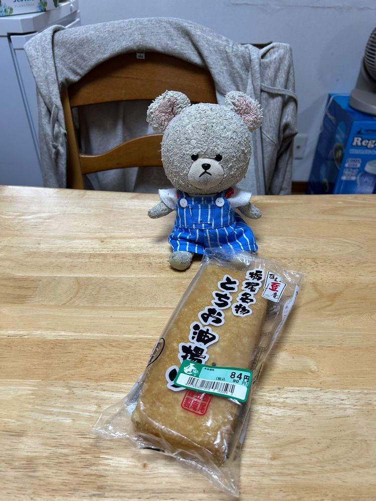 ぴーしゃん、カニ食べよ〜🦀
ってお家の人が言うから、冷凍カニが届くのかな？と思ったら、家にあるって言うの🏠
ぴーしゃん缶詰かと思って持って楽しみにしてたら、まさかのウインナー🦀
この前、タコさんもいいけど、カニさんも〜って言ったのはぴーしゃんですが…
期待しちゃったじゃないの〜‼️
カニさん食べてたら、見切り品ゲットのとちお油揚げが手抜き加工されて出てきた🥄
カニさん🦀頑張りすぎたんだって💦🤣