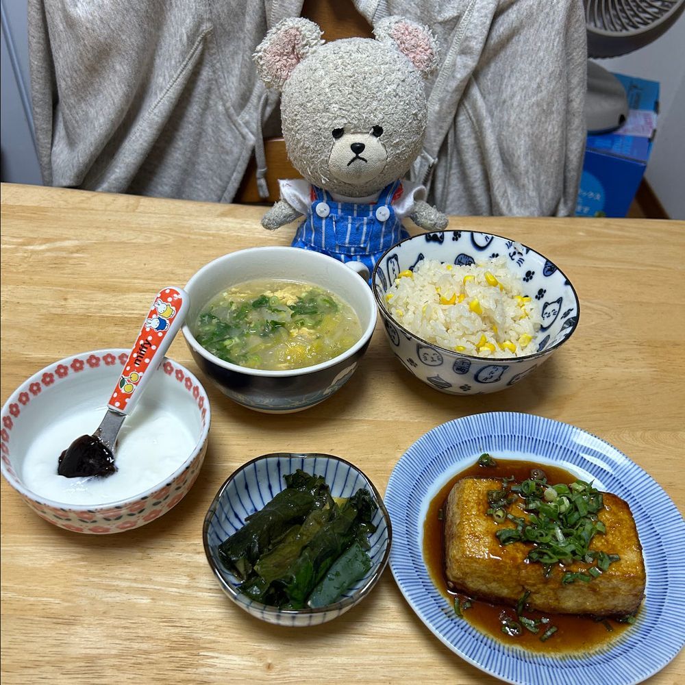 昨日、🌽荷物届いて、ぺくちゃん飛びついてた🤭
なんかすげ〜のきた〜〜って大興奮なの😂なのに皮剥いたら、熱冷めた💦
何がダメだったのかな？🐻‍❄️💦
電子レンジでチンする方法はぴーしゃんに向かないから鍋で茹でる🌽
いい匂いに誘われて、ちくまろうにぼん🦔🦔🦔🦔
熱々な🌽　この距離でも熱を感じて誰も手が出ない💦
夜ごはんにとうもろこしごはん食べたの🍚甘くて美味しいね🥄🐻‍❄️🎶