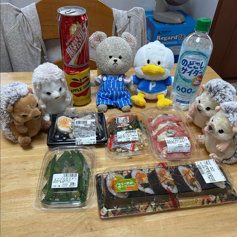 昨日、ネットスーパー頼んだの👛
bibigoヤンニョムチキンと、海苔巻き
この海苔巻き、前も食べたことあるけど、サクッと、シンプルな味で美味しいんだ😋
２枚目も韓国だ❣️
ぴーしゃん、ハマってるんだよ🇰🇷
３枚目、牛柄見て、うしこ登場🐮
似合うでしょ〜ってご満悦🤭
４枚目、ネットスーパー頼むということはお惣菜も売ってる✨
疲れが溜まってるから、ラクして美味しく🥄