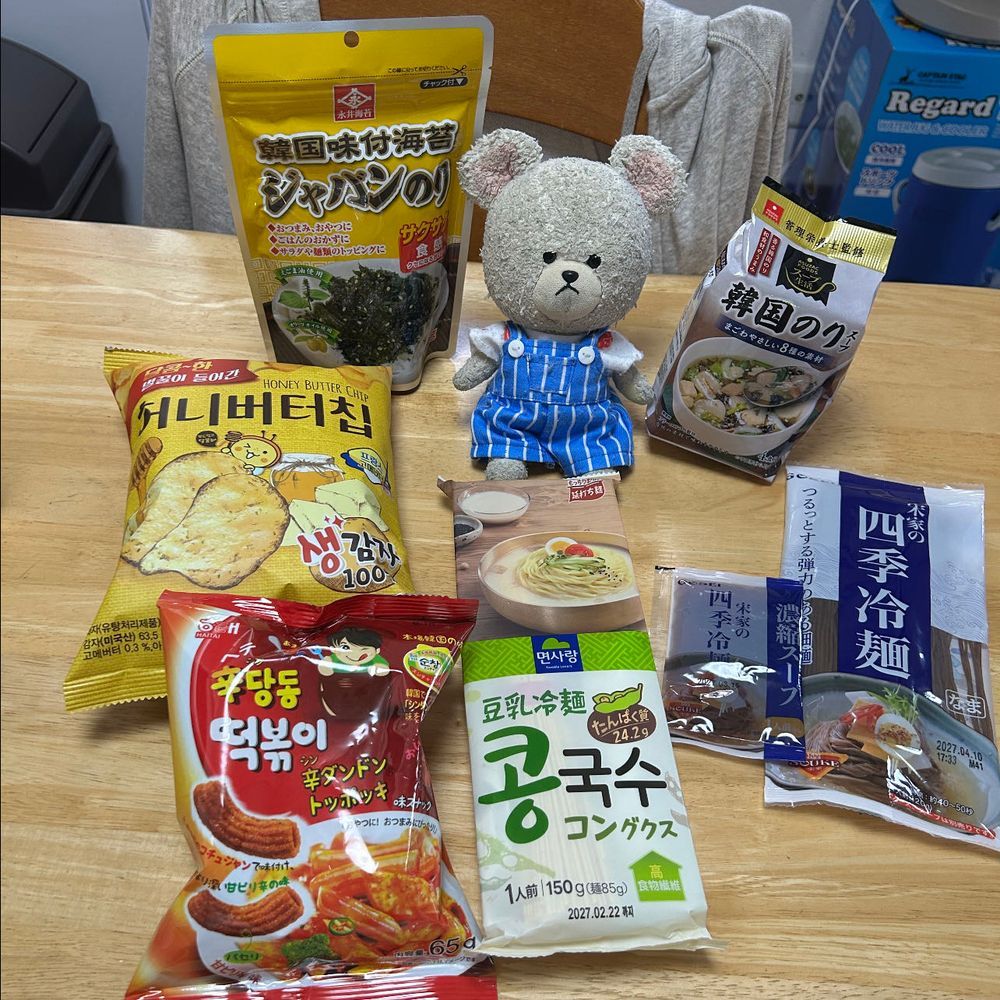 昨日、ネットスーパー頼んだの👛
bibigoヤンニョムチキンと、海苔巻き
この海苔巻き、前も食べたことあるけど、サクッと、シンプルな味で美味しいんだ😋
２枚目も韓国だ❣️
ぴーしゃん、ハマってるんだよ🇰🇷
３枚目、牛柄見て、うしこ登場🐮
似合うでしょ〜ってご満悦🤭
４枚目、ネットスーパー頼むということはお惣菜も売ってる✨
疲れが溜まってるから、ラクして美味しく🥄