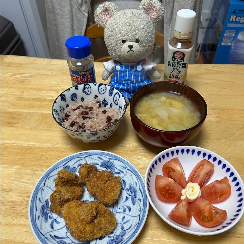 今日は御一日
お赤飯🫘いつもより、ささげが多いの🤭測り間違えたんだって❣️
ヒレカツ作るのに気力奪われて、付け合わせトマトになっちゃった🤭

愛しのコールラビ💕
葉っぱ出てきて👍