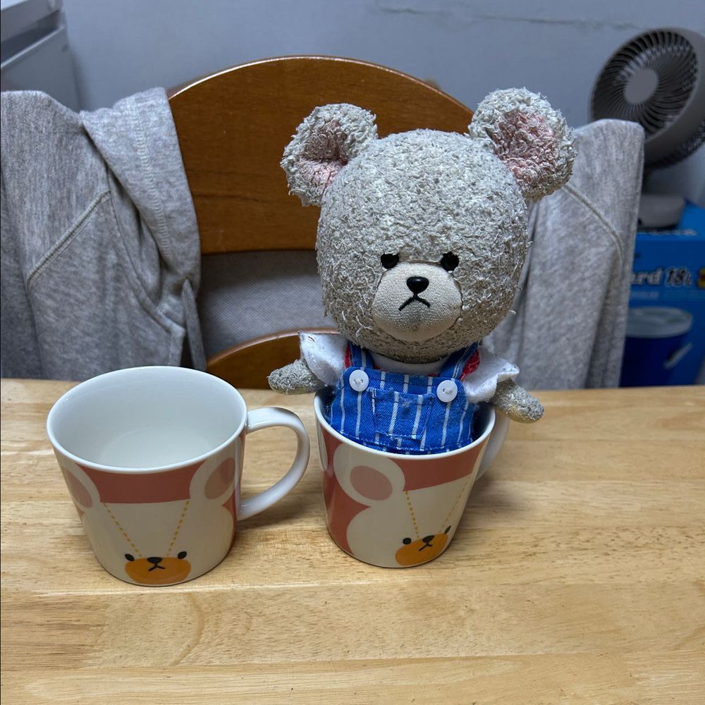 おはようございますなの☔️
ぴーしゃん改め、ただいまチョコレートモンブランぴーしゃん（気分は添えられてる白いいちご淡雪）バージョンです。
これは愛するモンブランけあちゃんのけあイズムをなぞらえております。なの🐻‍❄️‼️
早朝、まだ起きたくないお家の人とリビングでゴロゴロして毛布に絡まってたら、何と‼️知ってる巣穴が出現👀✨
ぴーしゃん中に入ってみたよ❣️満足❤️
はぁ〜いい朝は、いいコーヒーに手をつけて、さらにいい朝にしよう☕️
最近、お気に入りの楽天パンダのカレー皿や、ぴーしゃんマグなど、割れるアクシデントでお別れして落ち込んでたけど、別れは新しい食器と出会いと思い、購入したよ〜👛あれ？ぴーしゃんカップが２つ👀❣️

