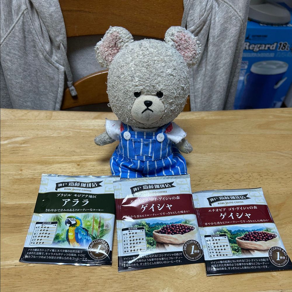 おはようございますなの☔️
ぴーしゃん改め、ただいまチョコレートモンブランぴーしゃん（気分は添えられてる白いいちご淡雪）バージョンです。
これは愛するモンブランけあちゃんのけあイズムをなぞらえております。なの🐻‍❄️‼️
早朝、まだ起きたくないお家の人とリビングでゴロゴロして毛布に絡まってたら、何と‼️知ってる巣穴が出現👀✨
ぴーしゃん中に入ってみたよ❣️満足❤️
はぁ〜いい朝は、いいコーヒーに手をつけて、さらにいい朝にしよう☕️
最近、お気に入りの楽天パンダのカレー皿や、ぴーしゃんマグなど、割れるアクシデントでお別れして落ち込んでたけど、別れは新しい食器と出会いと思い、購入したよ〜👛あれ？ぴーしゃんカップが２つ👀❣️
