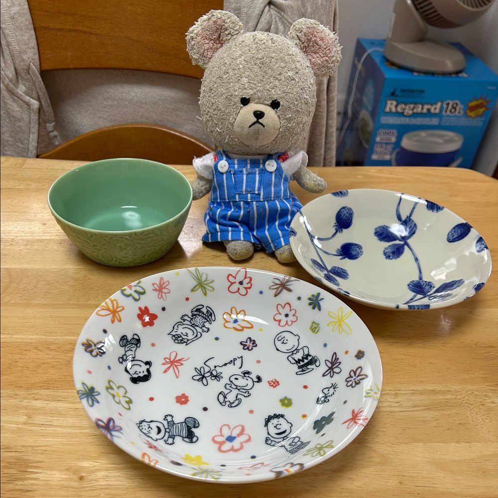 おはようございますなの☔️
ぴーしゃん改め、ただいまチョコレートモンブランぴーしゃん（気分は添えられてる白いいちご淡雪）バージョンです。
これは愛するモンブランけあちゃんのけあイズムをなぞらえております。なの🐻‍❄️‼️
早朝、まだ起きたくないお家の人とリビングでゴロゴロして毛布に絡まってたら、何と‼️知ってる巣穴が出現👀✨
ぴーしゃん中に入ってみたよ❣️満足❤️
はぁ〜いい朝は、いいコーヒーに手をつけて、さらにいい朝にしよう☕️
最近、お気に入りの楽天パンダのカレー皿や、ぴーしゃんマグなど、割れるアクシデントでお別れして落ち込んでたけど、別れは新しい食器と出会いと思い、購入したよ〜👛あれ？ぴーしゃんカップが２つ👀❣️
