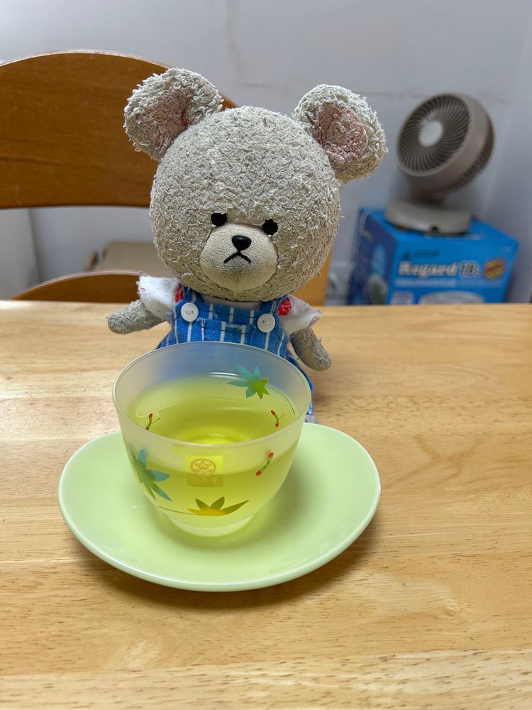 月餅サンドだって🤭
くるみ入りキャラメル⁉️😍
収納の奥から見つけてきた冷茶セット❣️
使わず眠らせておくにはもったいない✨蕎麦茶いれるときれい💕
置く皿〜👀
よけて、使っちゃお🤭
ちょうどいい👍
半分にするとこんな感じ🔪
キャラメルたっぷりなうまうま❤️
こまめちゃんにもあげようね🎶