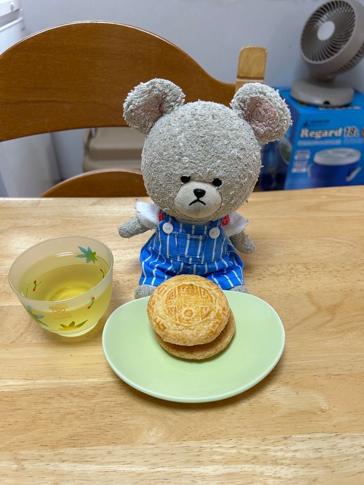 月餅サンドだって🤭
くるみ入りキャラメル⁉️😍
収納の奥から見つけてきた冷茶セット❣️
使わず眠らせておくにはもったいない✨蕎麦茶いれるときれい💕
置く皿〜👀
よけて、使っちゃお🤭
ちょうどいい👍
半分にするとこんな感じ🔪
キャラメルたっぷりなうまうま❤️
こまめちゃんにもあげようね🎶
