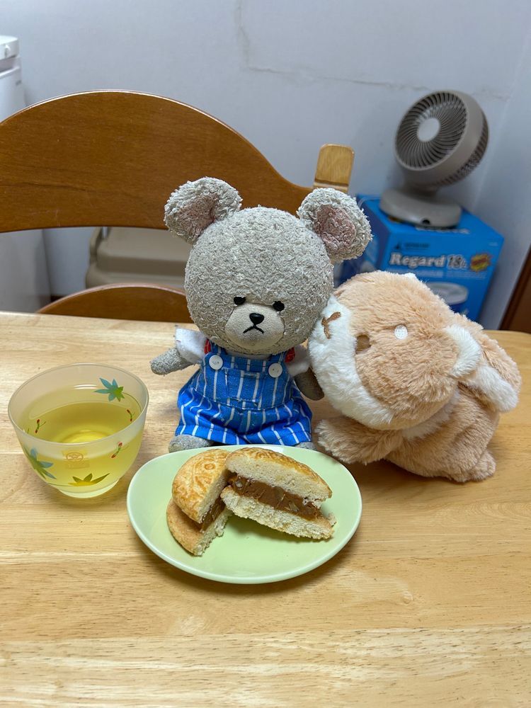月餅サンドだって🤭
くるみ入りキャラメル⁉️😍
収納の奥から見つけてきた冷茶セット❣️
使わず眠らせておくにはもったいない✨蕎麦茶いれるときれい💕
置く皿〜👀
よけて、使っちゃお🤭
ちょうどいい👍
半分にするとこんな感じ🔪
キャラメルたっぷりなうまうま❤️
こまめちゃんにもあげようね🎶