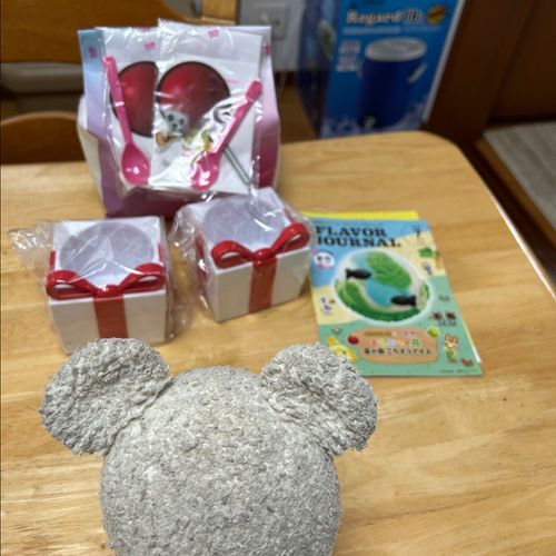 サーティワンでお家の人、またこれ系買ってきたよ👛
今のうちに🐻‍❄️💨
ここはホントはアイス入れるけど、きっと今年も…🐻‍❄️💭
わ、わ、わ、わ、わ‼️
内容物がやってきた‼️🦔🦔
３年連続、譲り続けて…
ですよね〜