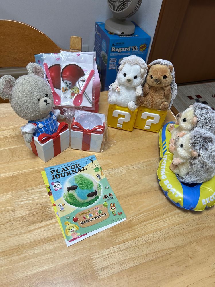 サーティワンでお家の人、またこれ系買ってきたよ👛
今のうちに🐻‍❄️💨
ここはホントはアイス入れるけど、きっと今年も…🐻‍❄️💭
わ、わ、わ、わ、わ‼️
内容物がやってきた‼️🦔🦔
３年連続、譲り続けて…
ですよね〜