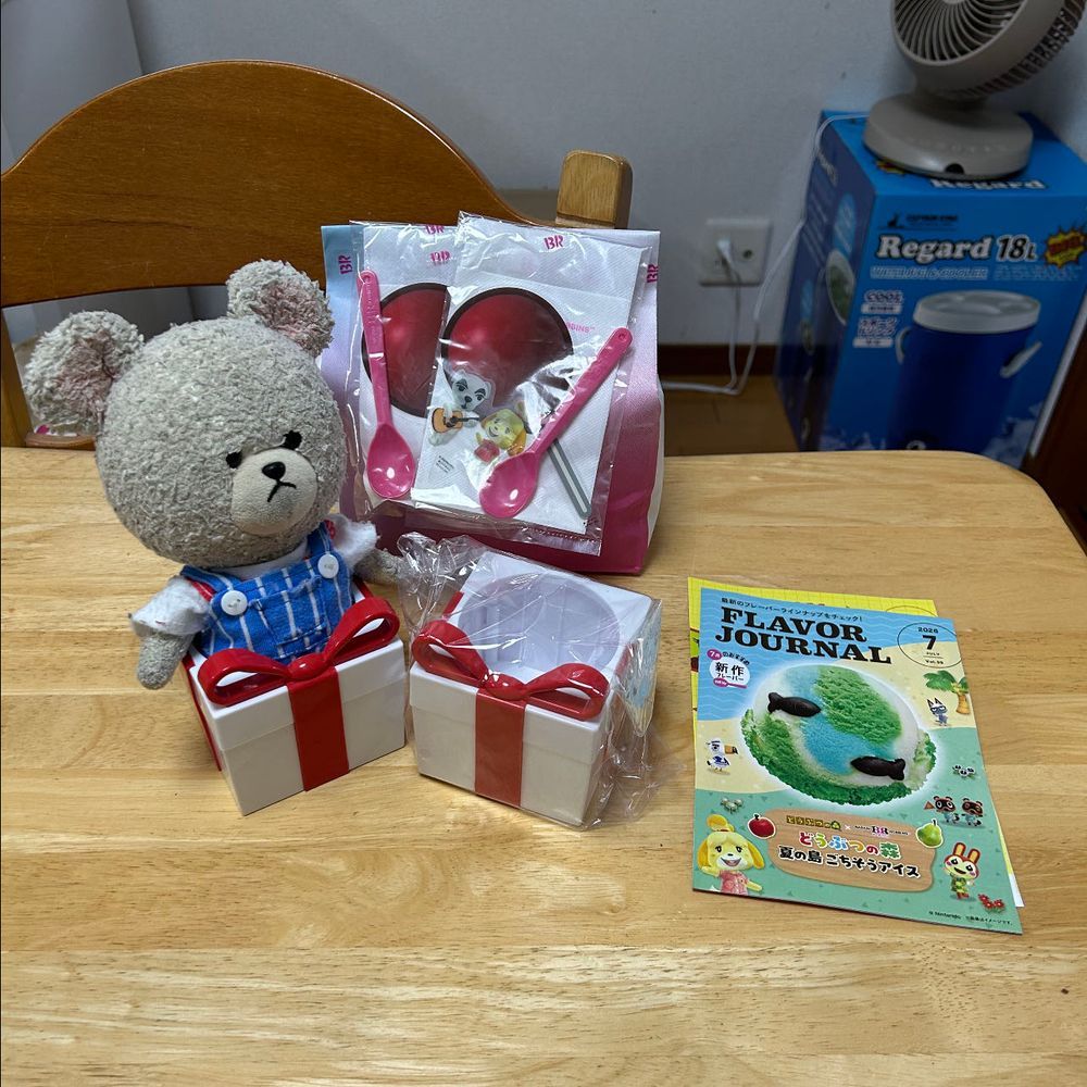 サーティワンでお家の人、またこれ系買ってきたよ👛
今のうちに🐻‍❄️💨
ここはホントはアイス入れるけど、きっと今年も…🐻‍❄️💭
わ、わ、わ、わ、わ‼️
内容物がやってきた‼️🦔🦔
３年連続、譲り続けて…
ですよね〜