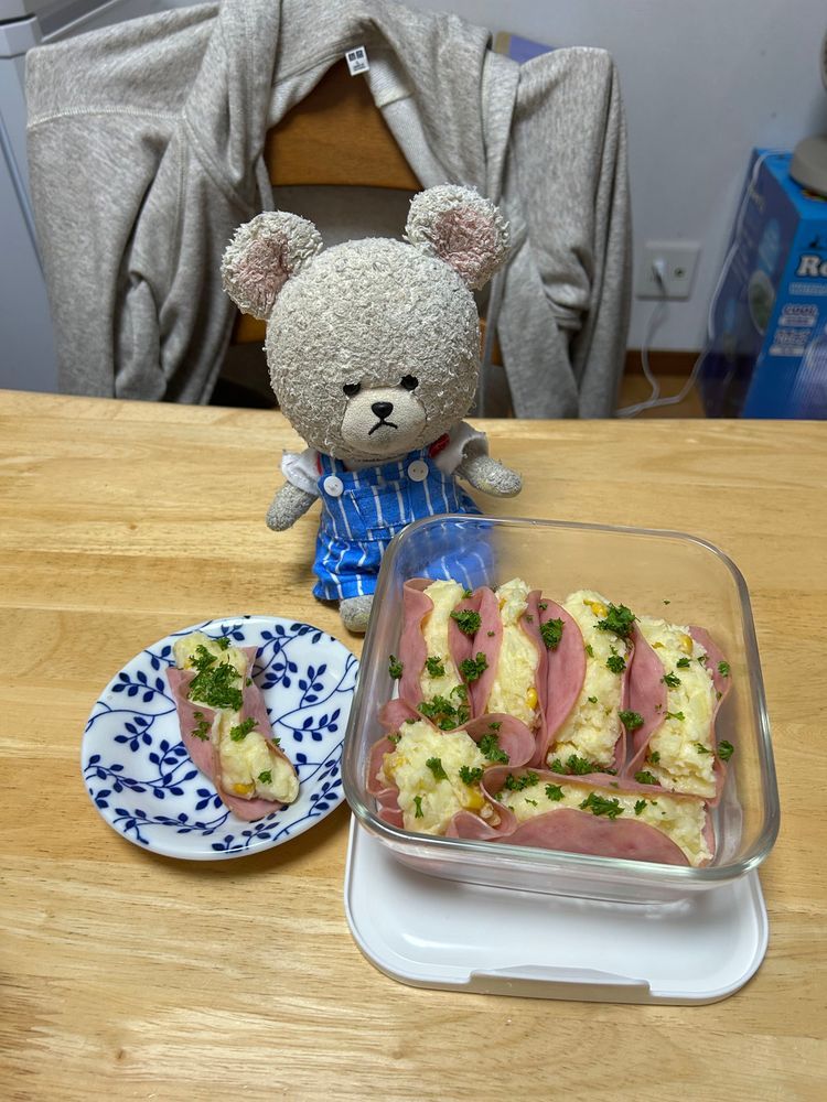 モモ様に続け〜ということで
ボロニアポテトサラダ🥔
ぴーしゃんバージョン👏👏
アレンジとしてコーンが入ってるのと、庭行って野生化したパセリを摘んできたのをパラパラ〜✂️

なんかね、イオンで４個３２１円だったけど、お家で作った方が断然お得👛
ビアハム１１枚入りだから、全部やっちゃったから、明日も、明後日もこれかな🥄🐻‍❄️