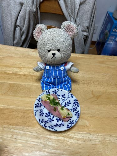 モモ様に続け〜ということで
ボロニアポテトサラダ🥔
ぴーしゃんバージョン👏👏
アレンジとしてコーンが入ってるのと、庭行って野生化したパセリを摘んできたのをパラパラ〜✂️

なんかね、イオンで４個３２１円だったけど、お家で作った方が断然お得👛
ビアハム１１枚入りだから、全部やっちゃったから、明日も、明後日もこれかな🥄🐻‍❄️