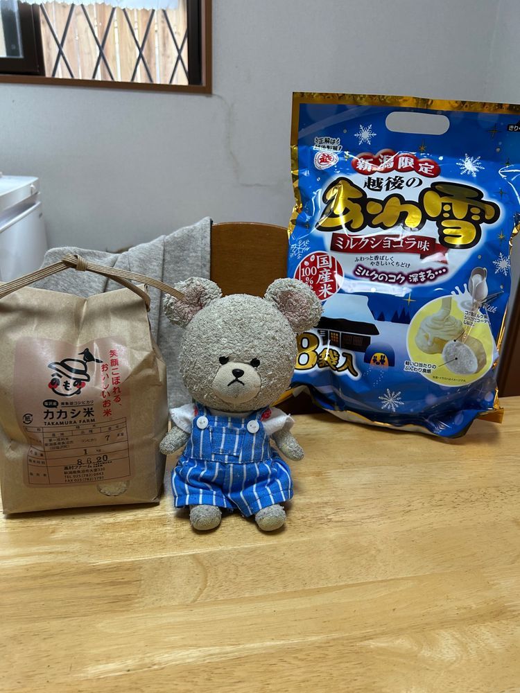 昨夜、閉店前に夜な夜なセコマで、夜な夜なアイス🍨🥄🐻‍❄️
チョコレートアイスは食べたいときに食べると最高😆

いただきものって嬉しいね❣️
新潟のお土産、お米とおせんべいなの✨
このおせんべい、チョコの味してしゅわしゅわで美味しい😋