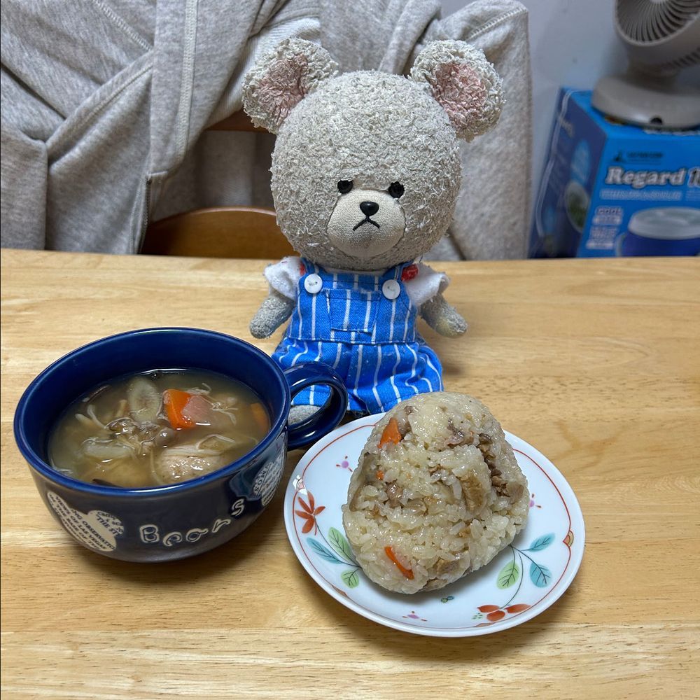 トップバリューの鶏だんごの生姜スープと五目おこわのおむすび🍙で朝ごはんなの🐻‍❄️
この鶏だんごの生姜スープ美味しい😋

お庭にねビオラのこぼれ種が育って咲いてたよ👀✨
なんか季節外れだけど、可愛い💕

きのうね、ビアードパパのシュークリームとローソンの謎味からあげクン食べたの🥄
シュークリームってどれだけあってもイケる👍
謎味…辛かった🌶️