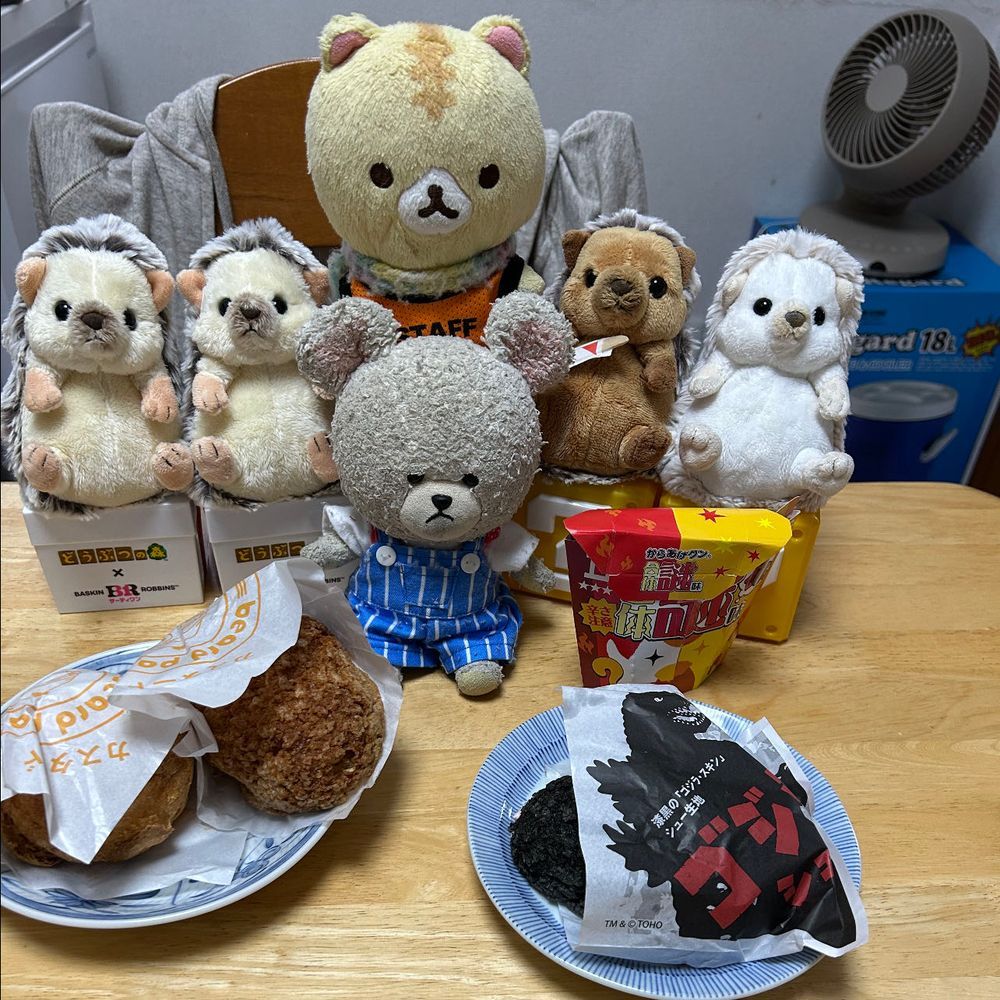 トップバリューの鶏だんごの生姜スープと五目おこわのおむすび🍙で朝ごはんなの🐻‍❄️
この鶏だんごの生姜スープ美味しい😋

お庭にねビオラのこぼれ種が育って咲いてたよ👀✨
なんか季節外れだけど、可愛い💕

きのうね、ビアードパパのシュークリームとローソンの謎味からあげクン食べたの🥄
シュークリームってどれだけあってもイケる👍
謎味…辛かった🌶️
