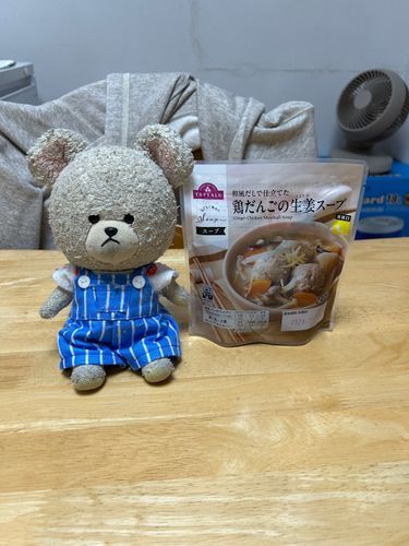 トップバリューの鶏だんごの生姜スープと五目おこわのおむすび🍙で朝ごはんなの🐻‍❄️
この鶏だんごの生姜スープ美味しい😋

お庭にねビオラのこぼれ種が育って咲いてたよ👀✨
なんか季節外れだけど、可愛い💕

きのうね、ビアードパパのシュークリームとローソンの謎味からあげクン食べたの🥄
シュークリームってどれだけあってもイケる👍
謎味…辛かった🌶️
