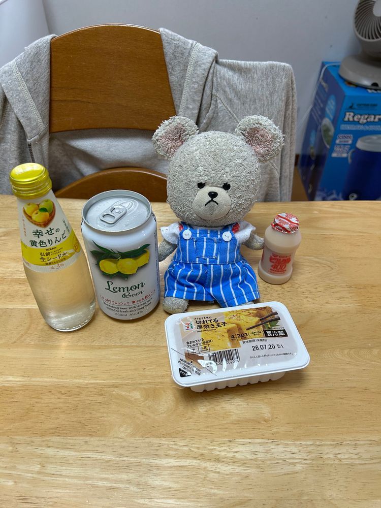 ヤクルト買ったら、シールもらったよ✨

ふわふわなバナナまんじゅう美味しそうなの🍌ぺくちゃん、欲しいよアピール中なの🤭

お家の人の晩酌セットと対抗してピルクル持参なぴーしゃんなの❣️

アタオカとしてはすすりたいはまぐりラーメン🍜