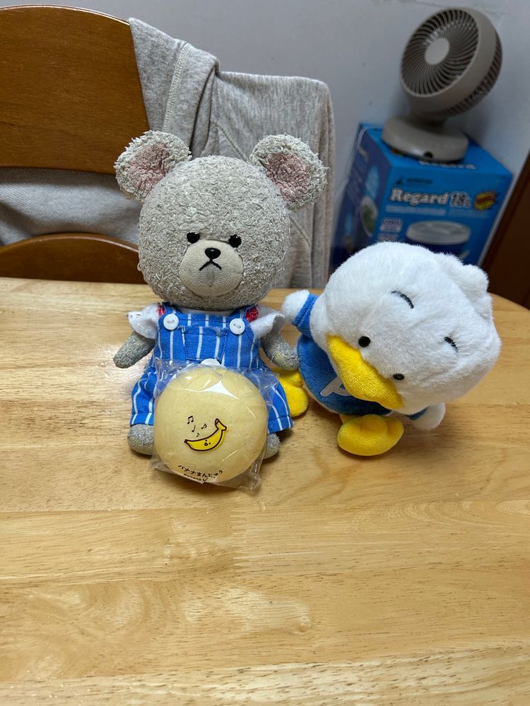 ヤクルト買ったら、シールもらったよ✨

ふわふわなバナナまんじゅう美味しそうなの🍌ぺくちゃん、欲しいよアピール中なの🤭

お家の人の晩酌セットと対抗してピルクル持参なぴーしゃんなの❣️

アタオカとしてはすすりたいはまぐりラーメン🍜
