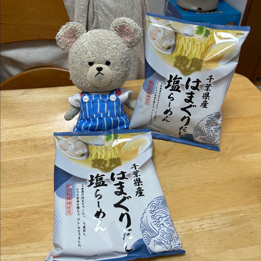 ヤクルト買ったら、シールもらったよ✨

ふわふわなバナナまんじゅう美味しそうなの🍌ぺくちゃん、欲しいよアピール中なの🤭

お家の人の晩酌セットと対抗してピルクル持参なぴーしゃんなの❣️

アタオカとしてはすすりたいはまぐりラーメン🍜