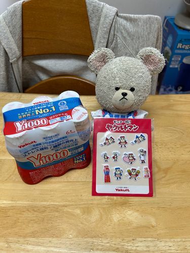 ヤクルト買ったら、シールもらったよ✨

ふわふわなバナナまんじゅう美味しそうなの🍌ぺくちゃん、欲しいよアピール中なの🤭

お家の人の晩酌セットと対抗してピルクル持参なぴーしゃんなの❣️

アタオカとしてはすすりたいはまぐりラーメン🍜