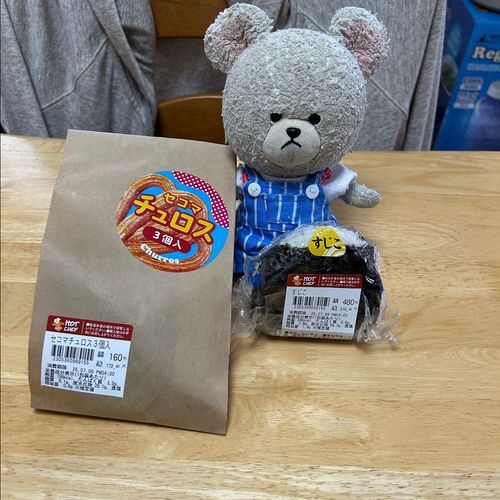 セイコーマート再び🚙
ズッちゃんから聞いたすじこおむすび🍙売ってるのか気になりすぎて🐻‍❄️

売ってた🍙
あと、はじめましてなチュロスも❣️これは食べてみるしか🐻‍❄️✨
おむすび🍙でっかい❣️お値段もデカいが💸
チュロスはこのサイズが３個入り✨
食べやすいサイズで便利❤️
さぁ、実食🥄🐻‍❄️
おむすびパカッ🍙
おぉ〜👏筋子そこそこ入ってるよ😍
美味しかった😋
チュロスお砂糖たっぷり、サクサクでコーヒーと楽しみたい☕️