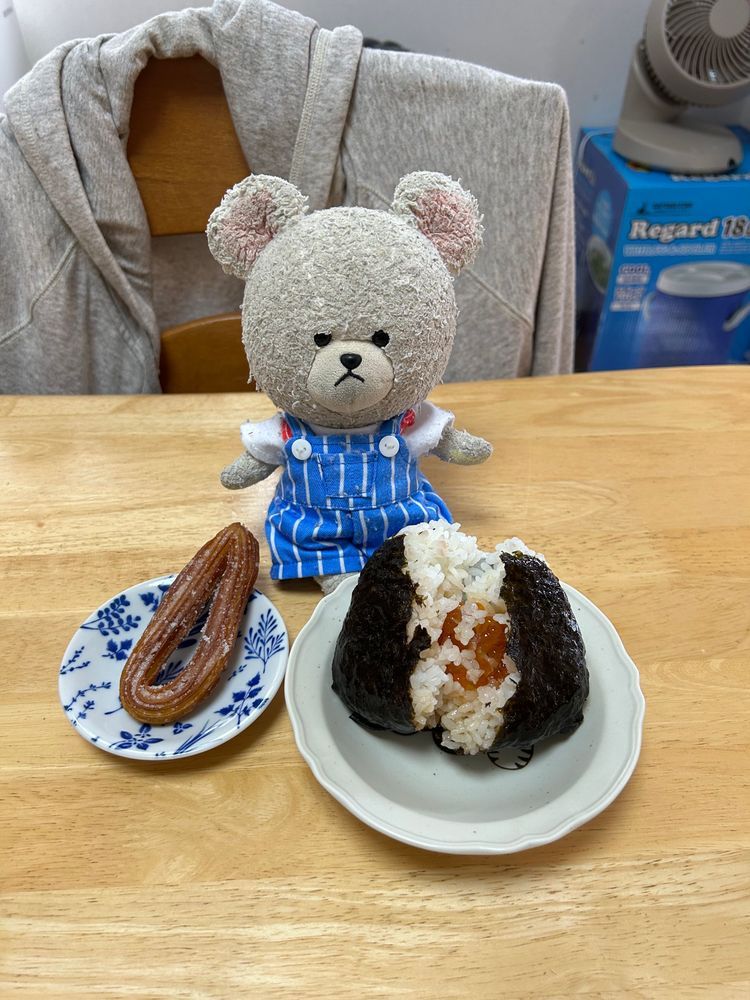 セイコーマート再び🚙
ズッちゃんから聞いたすじこおむすび🍙売ってるのか気になりすぎて🐻‍❄️

売ってた🍙
あと、はじめましてなチュロスも❣️これは食べてみるしか🐻‍❄️✨
おむすび🍙でっかい❣️お値段もデカいが💸
チュロスはこのサイズが３個入り✨
食べやすいサイズで便利❤️
さぁ、実食🥄🐻‍❄️
おむすびパカッ🍙
おぉ〜👏筋子そこそこ入ってるよ😍
美味しかった😋
チュロスお砂糖たっぷり、サクサクでコーヒーと楽しみたい☕️