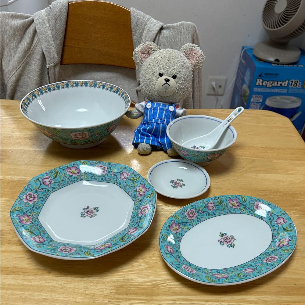 最近、お家の人の手が前にもなったドケルバン症候群ってのとおんなじ不具合で、何かを持って手を返しにくい、掴みにくいってことは…皿洗い中とかに割れ続けたお皿たち…
食器棚が乏しくなってしまうほど😭
だから、前にも買ったけど、通販でさらに買い足していこう👛皿だけに😏
お家の人とぴーしゃん、揃ってひゃー😵
どれもこれもお気に入り確定なものばかり😍
気合い入れて洗い物しないと💦💦
ぴーしゃん応援団しないと📣🐻‍❄️
3枚目…念願の中華皿セット🥟
早く使いた〜い🍜入れてくれぇ〜‼️
・・・
お家の人？
毎回言うけど、
そうじゃないんだよ😭