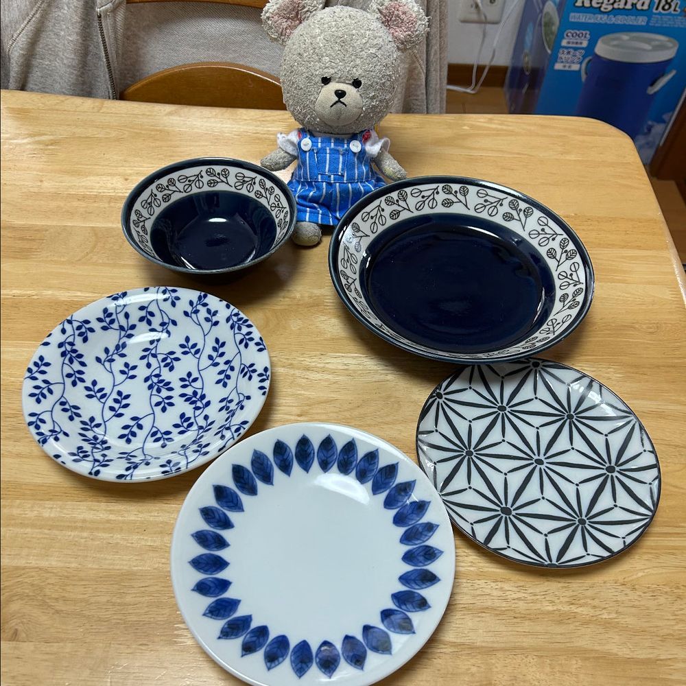 最近、お家の人の手が前にもなったドケルバン症候群ってのとおんなじ不具合で、何かを持って手を返しにくい、掴みにくいってことは…皿洗い中とかに割れ続けたお皿たち…
食器棚が乏しくなってしまうほど😭
だから、前にも買ったけど、通販でさらに買い足していこう👛皿だけに😏
お家の人とぴーしゃん、揃ってひゃー😵
どれもこれもお気に入り確定なものばかり😍
気合い入れて洗い物しないと💦💦
ぴーしゃん応援団しないと📣🐻‍❄️
3枚目…念願の中華皿セット🥟
早く使いた〜い🍜入れてくれぇ〜‼️
・・・
お家の人？
毎回言うけど、
そうじゃないんだよ😭