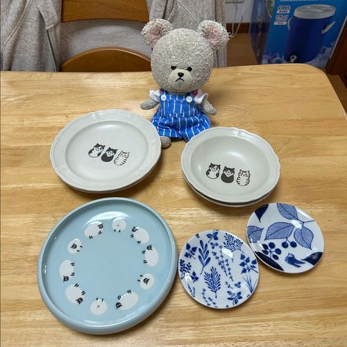 最近、お家の人の手が前にもなったドケルバン症候群ってのとおんなじ不具合で、何かを持って手を返しにくい、掴みにくいってことは…皿洗い中とかに割れ続けたお皿たち…
食器棚が乏しくなってしまうほど😭
だから、前にも買ったけど、通販でさらに買い足していこう👛皿だけに😏
お家の人とぴーしゃん、揃ってひゃー😵
どれもこれもお気に入り確定なものばかり😍
気合い入れて洗い物しないと💦💦
ぴーしゃん応援団しないと📣🐻‍❄️
3枚目…念願の中華皿セット🥟
早く使いた〜い🍜入れてくれぇ〜‼️
・・・
お家の人？
毎回言うけど、
そうじゃないんだよ😭