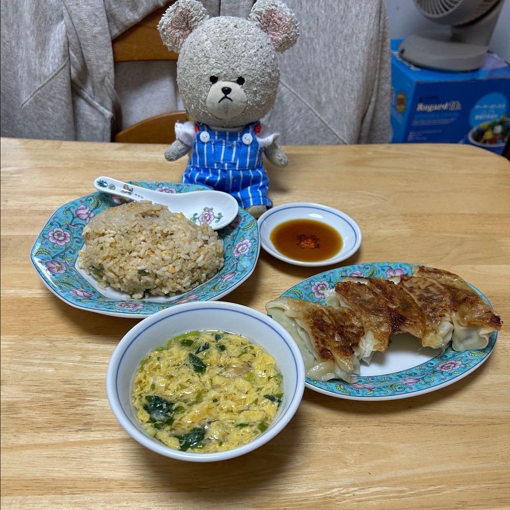 将太殿〜ぴーしゃんを助けてくれぇ〜‼️
セブンイレブンでゲットしたカップ麺を移し替えて〜🍜
パチパチ👏👏
なんか本格的✨
しかも、美味しい🍜😋

続いて〜大阪王将をお家に召喚なの‼️卵スープはセブン&アイだ✨
お出かけせずとも、ラクして、ごちそう🥄🐻‍❄️
お皿に移すと手抜き感ゼロ❣️