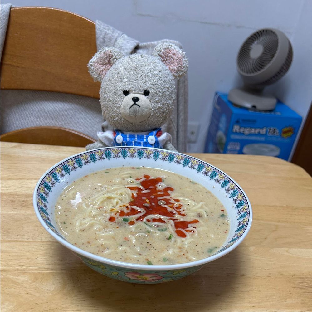 将太殿〜ぴーしゃんを助けてくれぇ〜‼️
セブンイレブンでゲットしたカップ麺を移し替えて〜🍜
パチパチ👏👏
なんか本格的✨
しかも、美味しい🍜😋

続いて〜大阪王将をお家に召喚なの‼️卵スープはセブン&アイだ✨
お出かけせずとも、ラクして、ごちそう🥄🐻‍❄️
お皿に移すと手抜き感ゼロ❣️