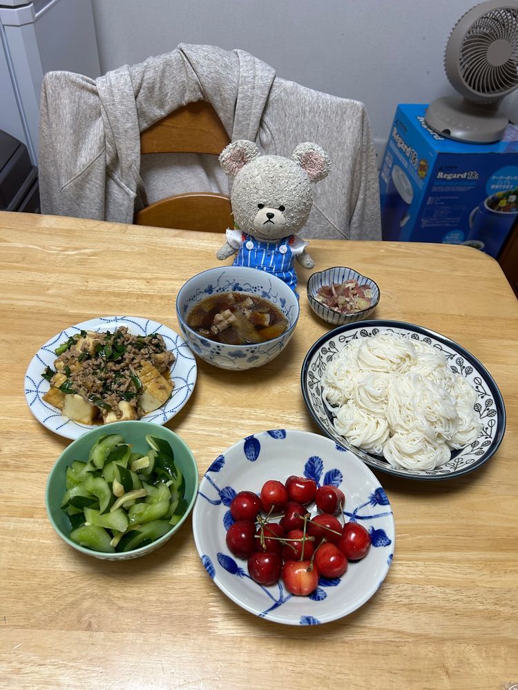 ぴーしゃん、、さくらんぼもらったよ🍒
おお〜✨大粒👀❣️

それを昨夜のごはんのデザートに🍒
あつくて、早くも素麺出動なの🥵
喉越しいいとたくさん食べられる😋

今朝はおむすび🍙とセブン&アイの卵焼き🥚
味が気に入ってハマっちゃった🤭