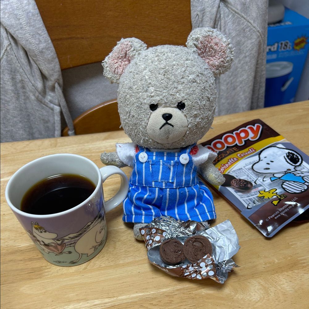 スヌーピーのチョコのなんか（笑）❣️
スヌーピーにはりーちゃんと遊んでたぬーぴーちゃんがやってきた💕８個入り✨
ふたりに一個ずつあげて〜
騒がしいちくまろうにぼんと、目で訴えてくるぺくちゃんにも一個ずつどうぞなの🐻‍❄️✨
さあ、ゆっくり味わおう❣️
パッカンするとこんなやつ✨
名前はよく分からない。
濃厚👍