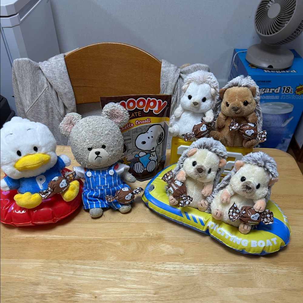 スヌーピーのチョコのなんか（笑）❣️
スヌーピーにはりーちゃんと遊んでたぬーぴーちゃんがやってきた💕８個入り✨
ふたりに一個ずつあげて〜
騒がしいちくまろうにぼんと、目で訴えてくるぺくちゃんにも一個ずつどうぞなの🐻‍❄️✨
さあ、ゆっくり味わおう❣️
パッカンするとこんなやつ✨
名前はよく分からない。
濃厚👍