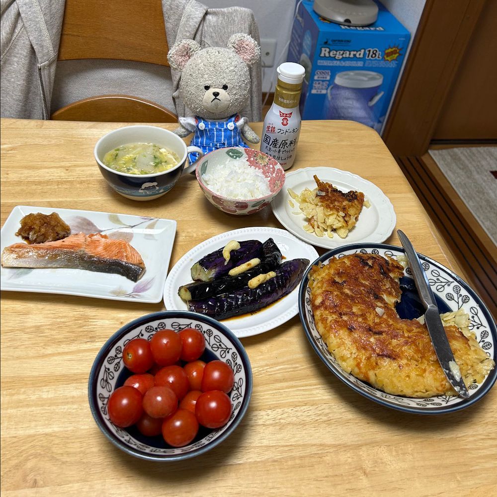 お皿の整頓してたら、見つけたの❣️
スープスパゲッティが食べたいぴーしゃんがストック棚をゴソゴソ👀✨
あさりと野菜ソース発見👀💕
あさりたっぷり〜いただきます😋
夜ごはん🥄🐻‍❄️
揚げナスじゅわじゅわだった〜❤️