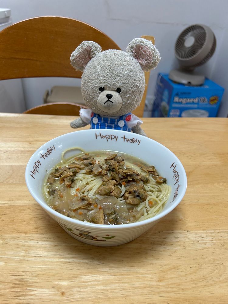 お皿の整頓してたら、見つけたの❣️
スープスパゲッティが食べたいぴーしゃんがストック棚をゴソゴソ👀✨
あさりと野菜ソース発見👀💕
あさりたっぷり〜いただきます😋
夜ごはん🥄🐻‍❄️
揚げナスじゅわじゅわだった〜❤️