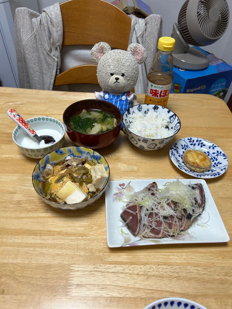 ぴーしゃんチ、この前また冷凍のさんま買ったんだ👛
生さんま、今年のシーズンまだ先だから、昨年のやつを🥄🐻‍❄️✨
専門店？は冷凍がしっかりしてるから、全然劣化を感じなかった🐟
でもね、秋刀魚だけじゃなくて、冷凍の鰹のタタキも楽しんでるよ🤭
冷凍でお魚買えるって便利〜