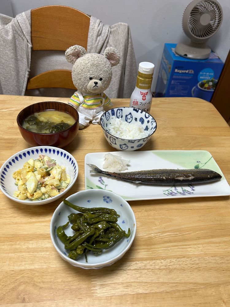 ぴーしゃんチ、この前また冷凍のさんま買ったんだ👛
生さんま、今年のシーズンまだ先だから、昨年のやつを🥄🐻‍❄️✨
専門店？は冷凍がしっかりしてるから、全然劣化を感じなかった🐟
でもね、秋刀魚だけじゃなくて、冷凍の鰹のタタキも楽しんでるよ🤭
冷凍でお魚買えるって便利〜