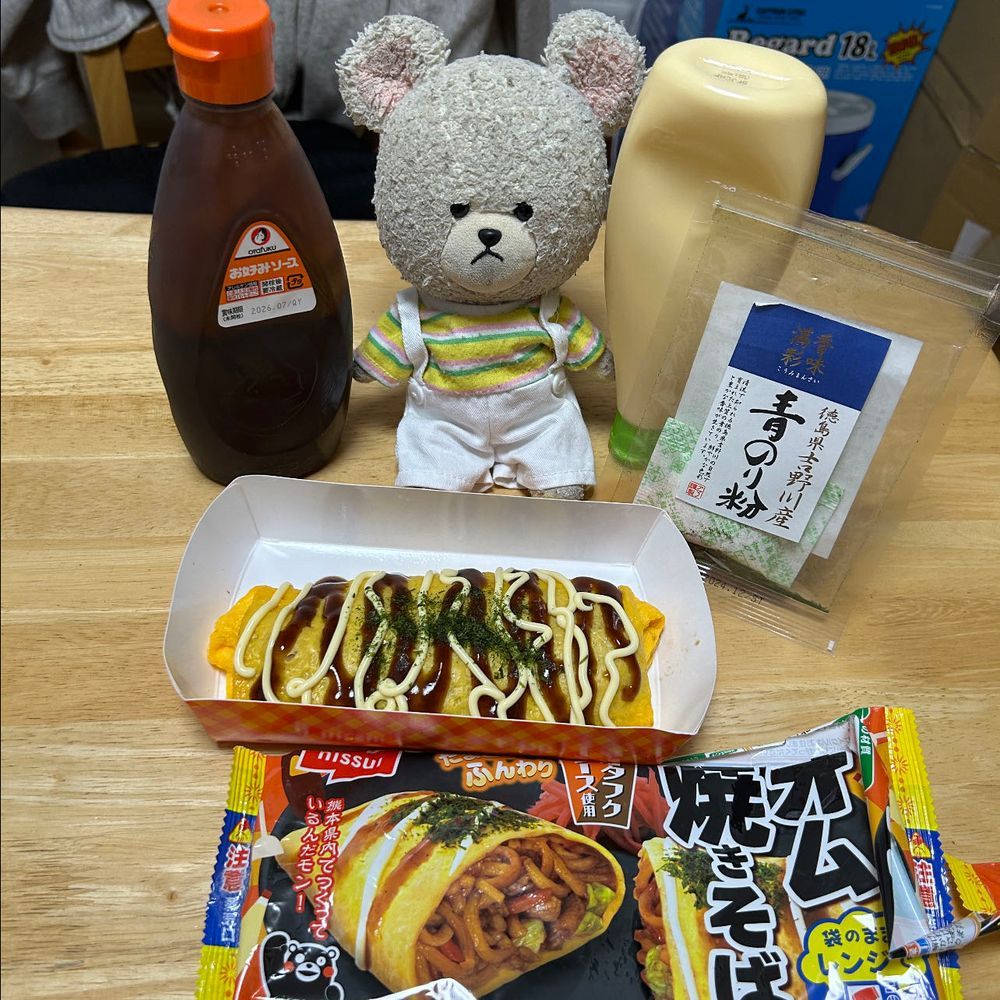 冷凍食品のオム焼きそばなの❣️
写真真似っこして、ソースとマヨネーズと青のりなの🤭
あ〜濃厚な麺とぴーしゃんトッピングに柔らかい卵が最高だ😆

ぴーしゃん、クレラップなポケモン　ゲットだぜ〜✨
ってお家の人❗️
まだ使っちゃダメ‼️

ファミマのお菓子ね、ファミマ味なんだって❣️
うしろ見ると、照り焼きシーズニングって書いてある👀✨
いただきま〜す
・・・ふ〜ん
まあ、有りかもね🐻‍❄️💦