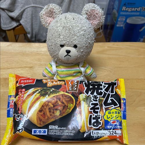冷凍食品のオム焼きそばなの❣️
写真真似っこして、ソースとマヨネーズと青のりなの🤭
あ〜濃厚な麺とぴーしゃんトッピングに柔らかい卵が最高だ😆

ぴーしゃん、クレラップなポケモン　ゲットだぜ〜✨
ってお家の人❗️
まだ使っちゃダメ‼️

ファミマのお菓子ね、ファミマ味なんだって❣️
うしろ見ると、照り焼きシーズニングって書いてある👀✨
いただきま〜す
・・・ふ〜ん
まあ、有りかもね🐻‍❄️💦