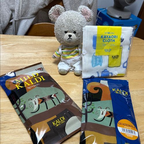カルディのコーヒー豆２袋買うとかや織りふきん貰えるって❣️

サンペレグリノ4本セット買うごとにデザイングラス貰えるって❣️
それに釣られて、オンラインカルディで👛
単純だ😂
あ〜冷え冷え🍋
あ゛〜酸っぱい🍋🐻‍❄️🎶

ぴーしゃんチのブルーベリー🫐色付き始まった✨
早く食べたい🤤